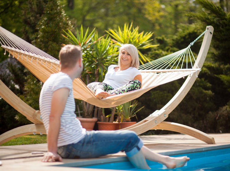 Hoe hang je een hangComment installer un hamac dans votre jardin mat op in je tuin