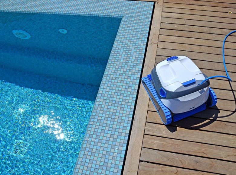 Comparaison des robots de piscine Dolphin S200 et S300i Smart