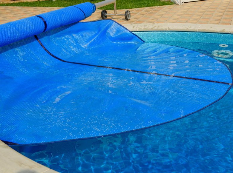 À bulles ou en mousse ? Quelle est la meilleure bâche d'été pour votre piscine ?