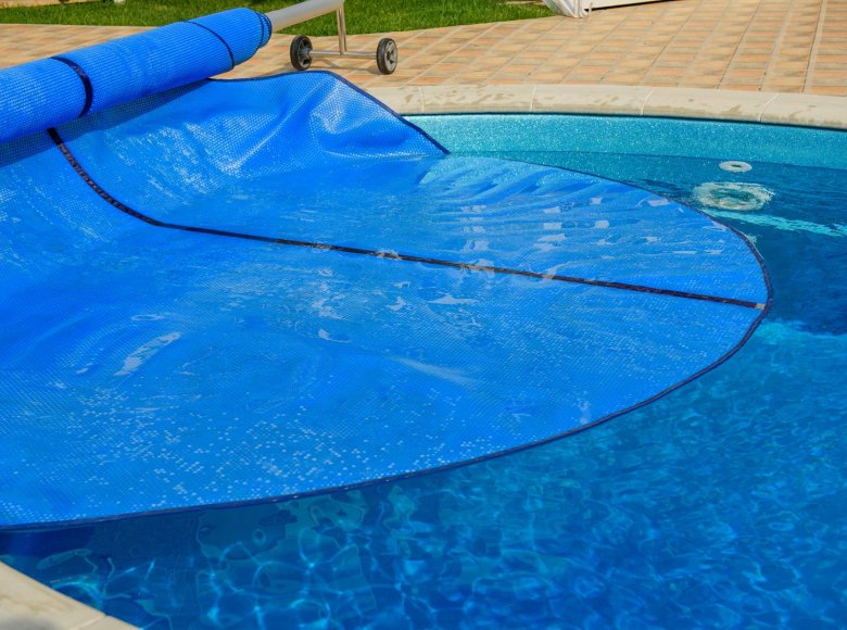 Une bâche de piscine sur mesure