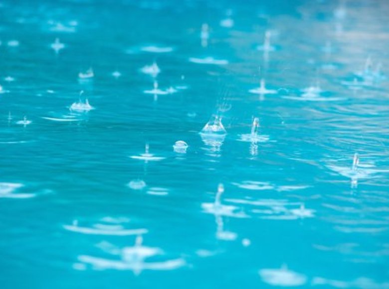 Que se passe-t-il après de fortes pluies dans l'eau de ma piscine ?