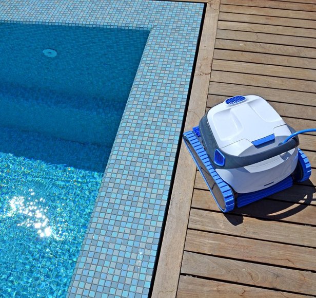 Comparaison des robots de piscine Dolphin S200 et S300i Smart