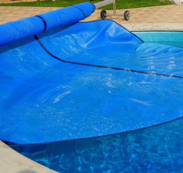 Noppenfolie of mousse? Welk type zomerzeil is het best voor je zwembad!