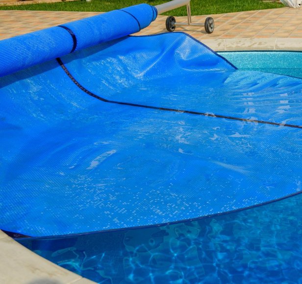À bulles ou en mousse ? Quelle est la meilleure bâche d'été pour votre piscine ?
