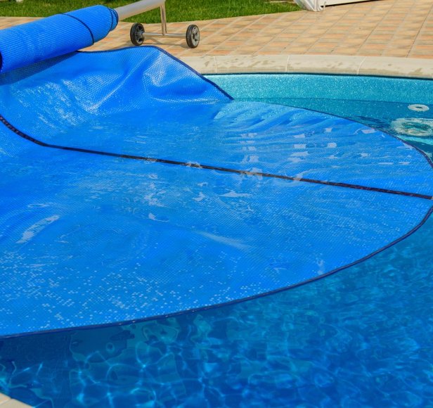 Une bâche de piscine sur mesure