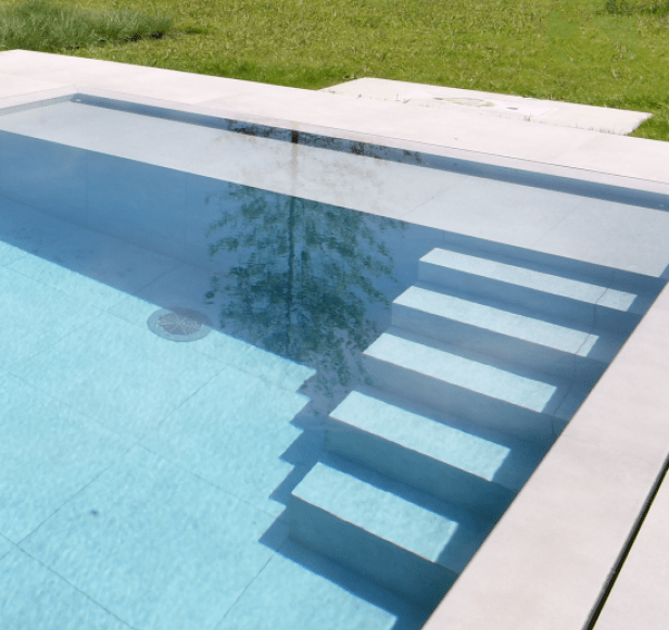 Comment nettoyer le bord de votre piscine ?