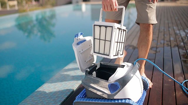 Robot de piscine : Quand et comment entretenir les filtres de son robot de  piscine ? - Guide d'achat : Robot de piscine