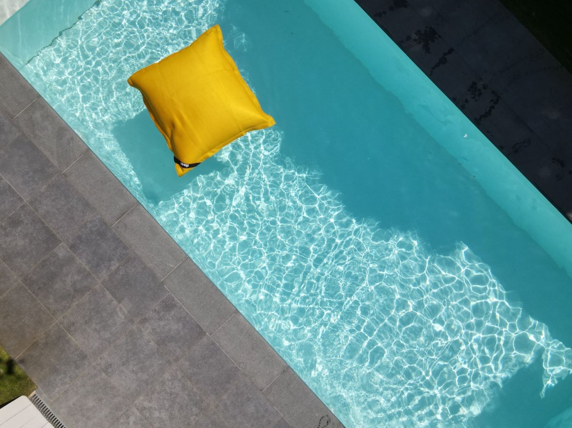 Pouf flottant jaune