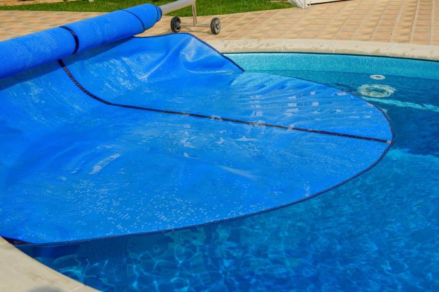 Installez une couverture de piscine