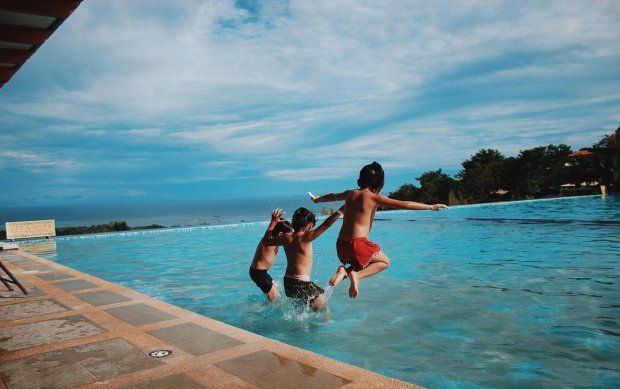 Jeux de piscine : tous les accessoires pour s'amuser dans l'eau