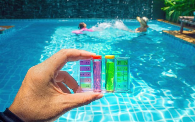 Cause de l’eau de piscine laiteuse