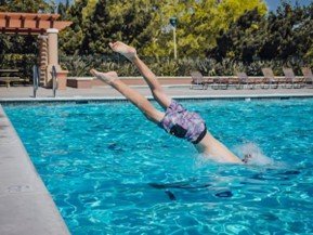 Plonger dans la piscine