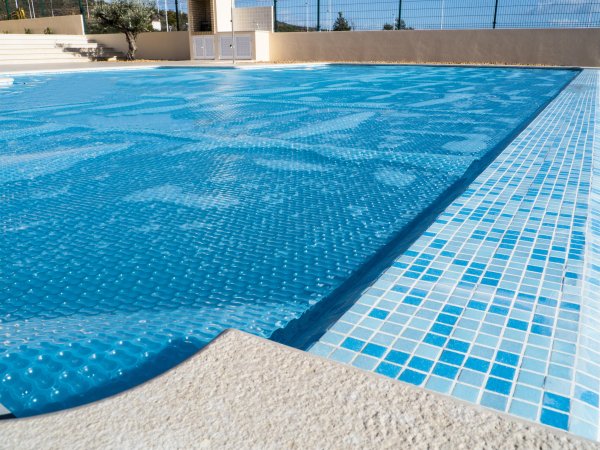 Why a summer cover is a must for your swimming pool
